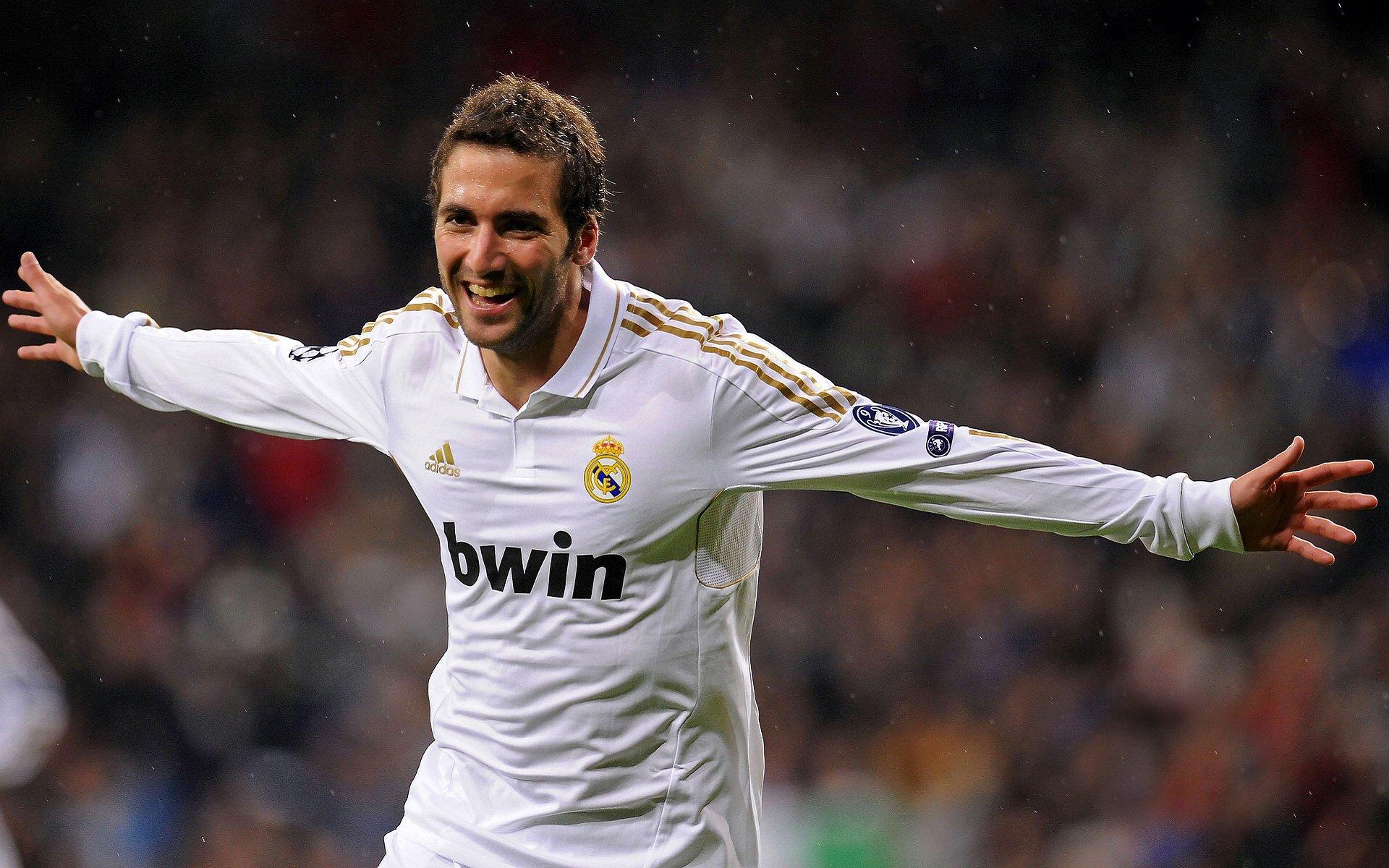 欧冠决赛巅峰对决,皇家马德里加时绝杀利物浦,第15次捧起大耳朵杯