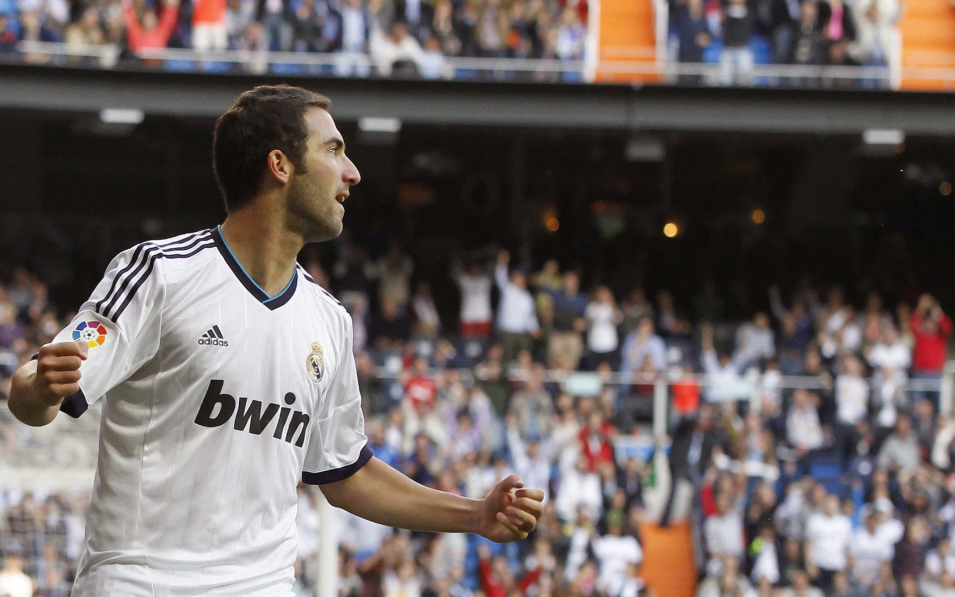 梅西第七次捧起金球奖 刷新历史纪录再创辉煌